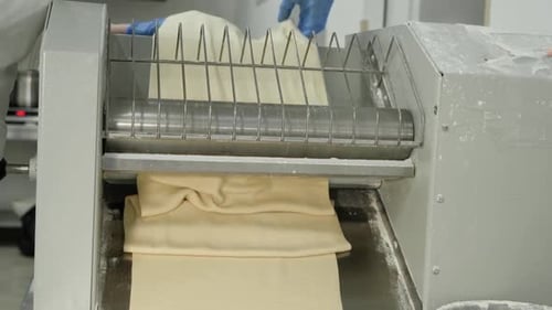 1. Der Vorgang des Ausrollens des Teigs auf die gewünschte Dicke. Den Teig für weiteres Co
ausrollen