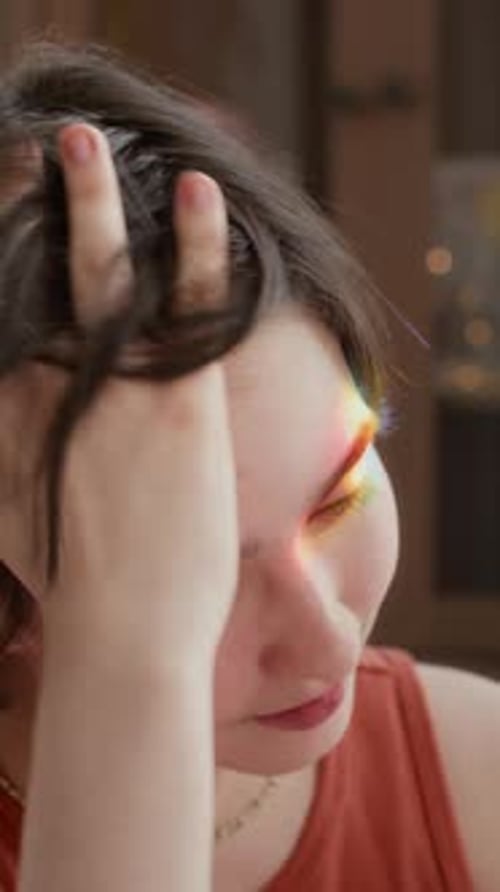 Portrait d'une adolescente souriante avec des stries arc-en-ciel illuminant son visage