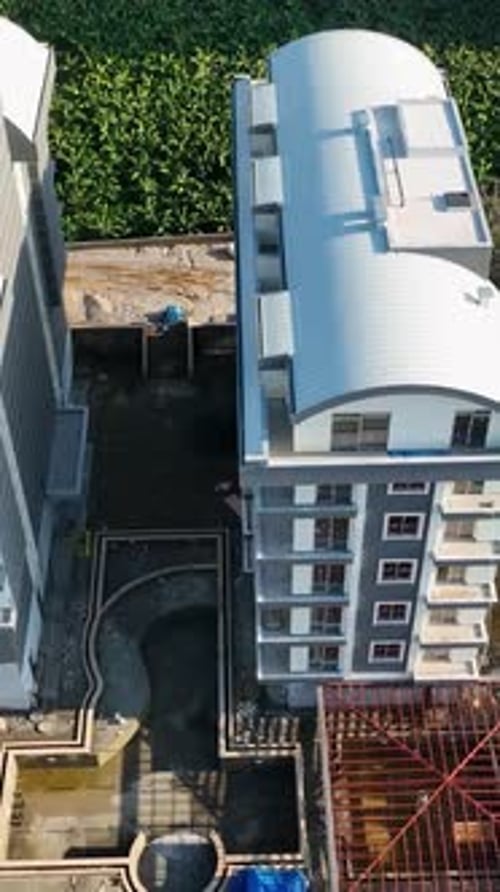 Vídeo vertical: La construcción de viviendas de élite y el sereno paisaje marino de Alanya