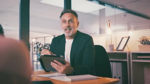 Empresários, gerente e tablet para reuniões, planejamento e feedback ou conselhos sobre o lucro da empresa