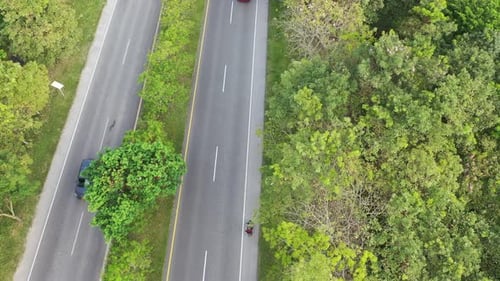 Video zur Drohnenfahrzeugverfolgung. Drohnen-Luftaufnahme. Drohnen-Luftaufnahme. Überholspurvideo. Verkehrsvideo.