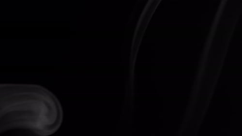 Efectos de humo realistas sobre fondo negro