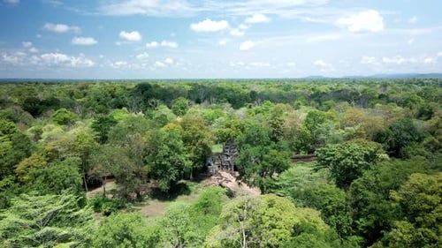 Temple d'Angkor, Preah Khan Kampong Svay, également connu sous le nom de Prasat Bakhan. Survol aérien et révélation