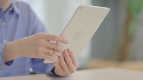 Nahaufnahme der Hand einer Geschäftsfrau mit Tablet-PC