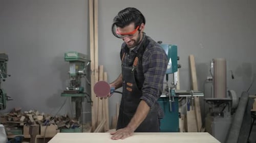 Carpenter arbeitet in der Werkstatt.