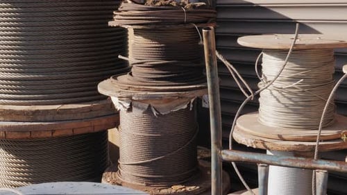 Bootsgeschäft, Stapel von gedrehten Kettenseilen zum Verkauf im Freien, Market Store, Geschäft, Segelseil