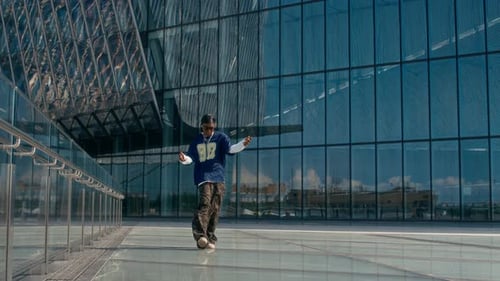 Rapaz estiloso ouvindo música hip-hop ao ar livre