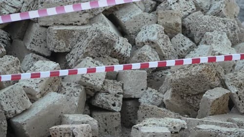 Fita de advertência vermelha e branca balançando no sinal de proteção contra o vento Não cruze a linha vermelha e branca