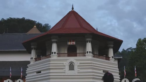 Vue au téléobjectif d'un paisible temple indien au crépuscule