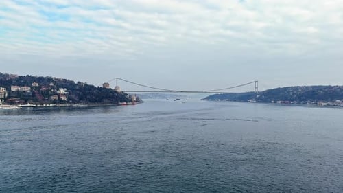 Drohnenblick auf die Istanbuler Bosporus-Brücke und das weite blaue Wasser