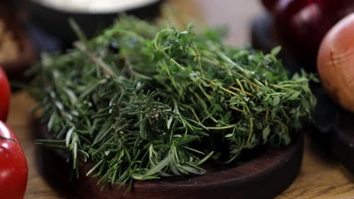 thym frais, oignon et poitrine de poulet