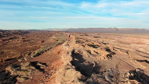 Luftbild zerklüfteter Felsformationen in einer trockenen, erodierten Canyon-Landschaft