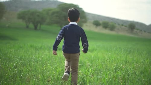 Uma criança correndo no jardim
