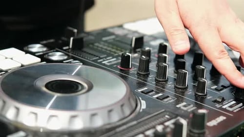 Zeitlupenaufnahmen der DJ-Konsole mit bewegten Tasten