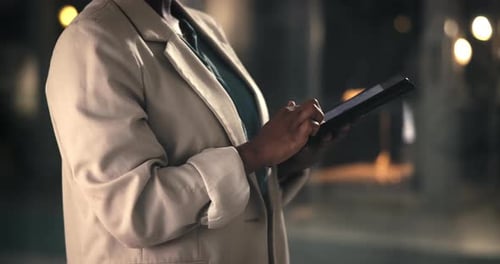 Manos, persona y escritura con tableta por la noche para comentarios del editor, información y publicación de artículos