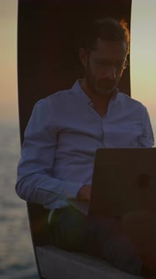 Arbeiten bei Sonnenuntergang Ein idealer Arbeitsplatz für digitale Nomaden am Strand und unter freiem Himmel