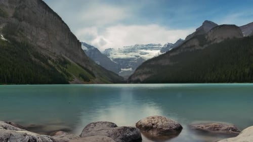 Timelapse of Lake Louise on a cloudy day