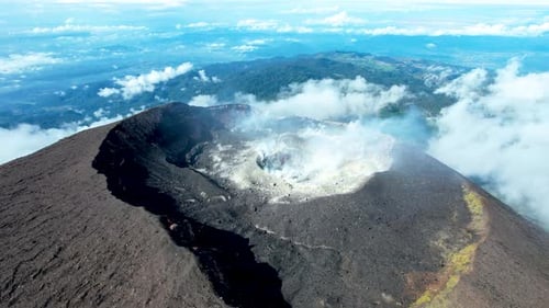 Vista aérea del monte Slamet o Gunung Slamet es un estratovolcán activo