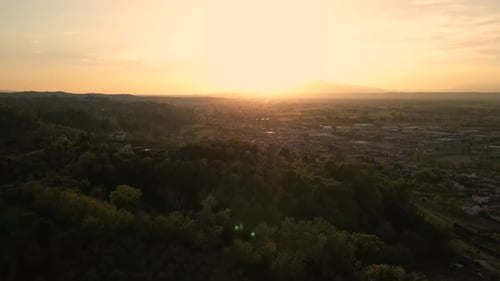 Luftaufnahme der Stadt bei Sonnenuntergang Goldene Sonne beleuchtet Baumwipfel
