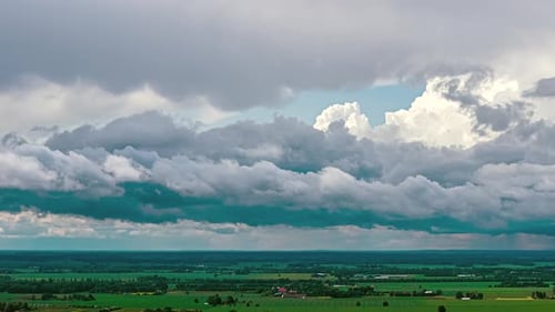 Weite Fläche von Nimbostratus (Wolken) über der ländlichen Dorflandschaft, Zeitraffer, Hyperlapse