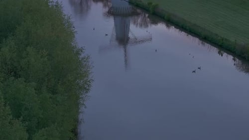 Vue aérienne du moulin à vent De Vlinder, de la rivière Linge et du lever du soleil, Deil, Pays-Bas.