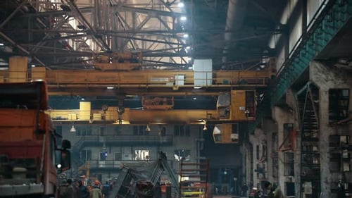 Industrial Concept: Leute, die an einer Manufacturing-Anlage arbeiten