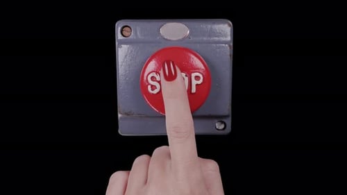 Drücken einer industriellen Stopptaste von Hand