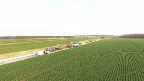 Bau von Betonpflastern mit modernen Straßenbauanlagen. Vollständig mechanisierter Betonprozess