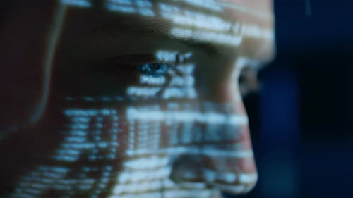 Porträt eines Softwareentwicklers/Hackers, der am PC arbeitet, projizierte bewegte Codenummern