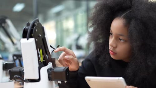 Divers écoliers travaillent sur les technologies robotiques dans le cadre d'une classe de STEM.