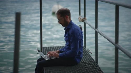 Un professionnel dévoué et concentré qui travaille au bord de la magnifique rivière