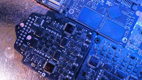 Mikrochips, Draufsicht, alarmierendes blinkendes Neonlicht, CPU-Prozessor. Komponenten der Computer-Hauptplatine.