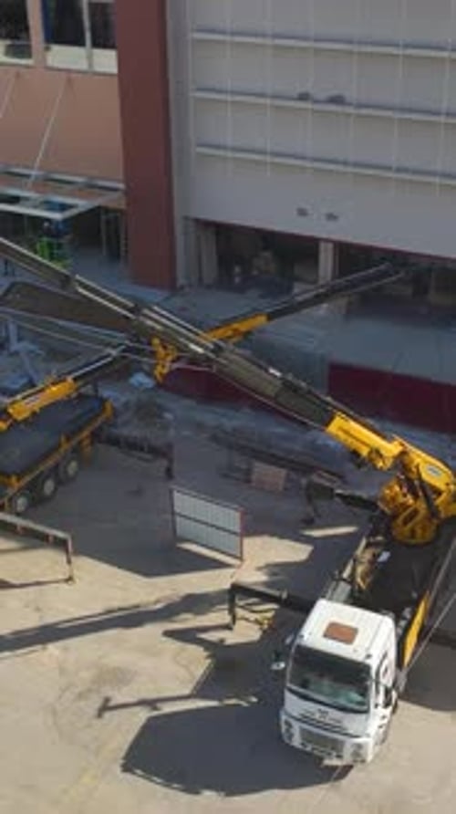 Vídeo vertical: Edificio contemporáneo de varios pisos con un diseño de fachada perfecto
