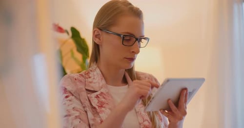 Femme entrepreneure confiante utilisant une tablette numérique