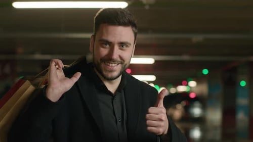 Hombre hispano de mediana edad, hombre de negocios, repartidor, conductor, comprador, cliente posando con bolsas de compras