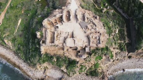 Drone survolant la côte du parc national d'Apollonia - Herzliya, Israël