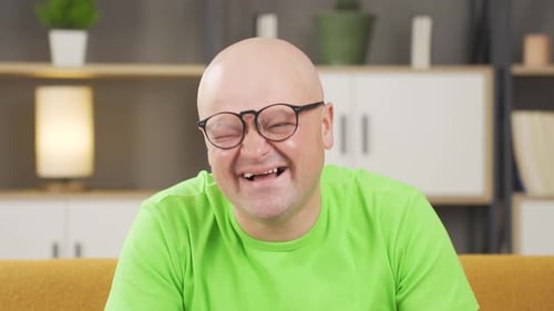 Homem engraçado rindo alto.