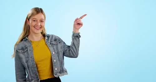 Mujer, cara y apuntando a la elección en el estudio para espacio publicitario, promoción