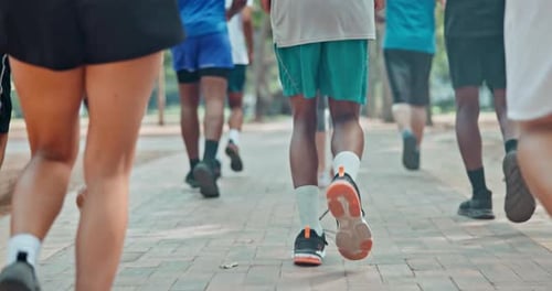 Gruppe, Beine und Laufen für Cardio, Fitness und Wellness im Park für den Urban Marathon Club in Brasilien