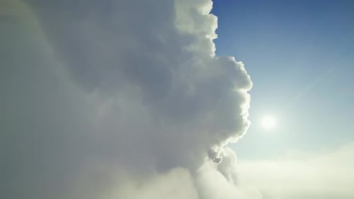 Des formations nuageuses spectaculaires et une lumière solaire éclatante créent un spectacle de ciel époustouflant au crépuscule