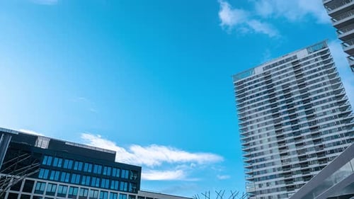 Zeitraffer bewegter Wolken in der Innenstadt mit hohen Gebäuden und Wolkenkratzern