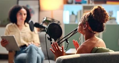 Mujer, entrevista y podcast con celebridad para debate, conversación