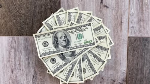 USD-Banknoten rollen auf dem Tisch