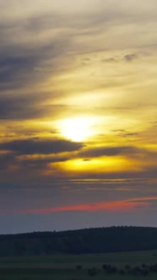 Felder auf dem Land bei Sonnenuntergang