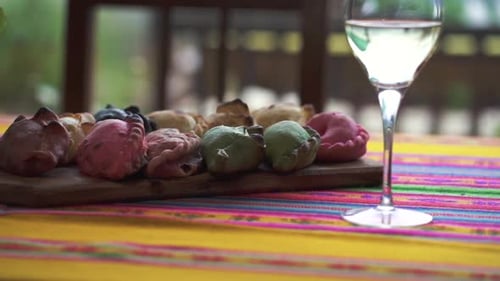 Un mélange d'empanadas aux saveurs variées, accompagné d'un délicieux vin blanc.