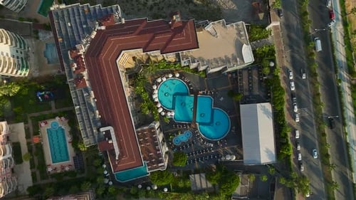 Luftaufnahme Prächtiges Hotel am Pool mit mediterranem Küstencharme