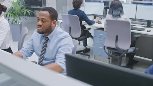 Une équipe multinationale diversifiée de chefs d'entreprise et de spécialistes travaille sur des ordinateurs de bureau et a des problèmes
