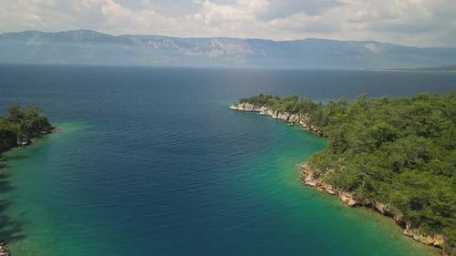 Ägäische Küste entlang der Karaca-Bucht mit grünen türkischen Hügeln