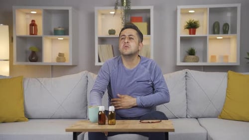 Mann mit Magenschmerzen.
