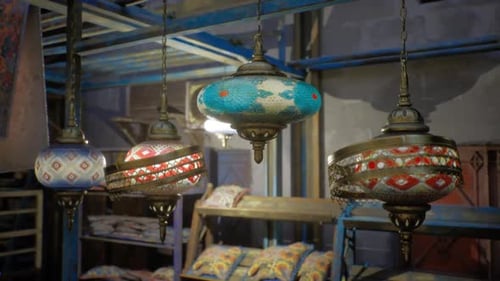 Design d'intérieur historique mettant en valeur des mosaïques lumineuses et des textiles en peluche